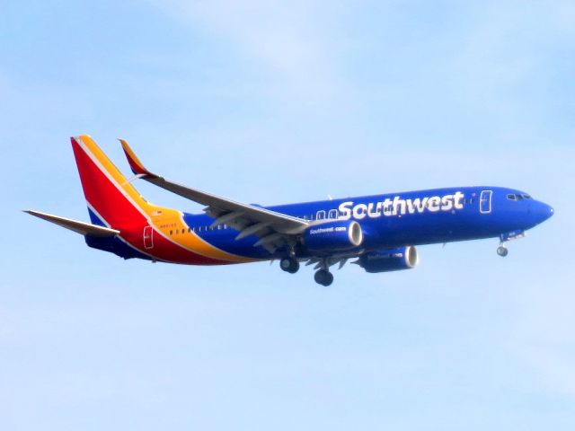 Boeing 737-800 (N8515X) - On final approach to Newark Liberty International Airport Runway 22L