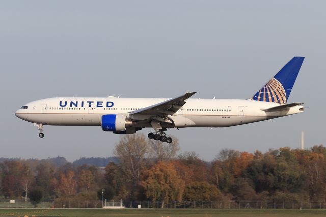 Boeing 777-200 (N797UA)