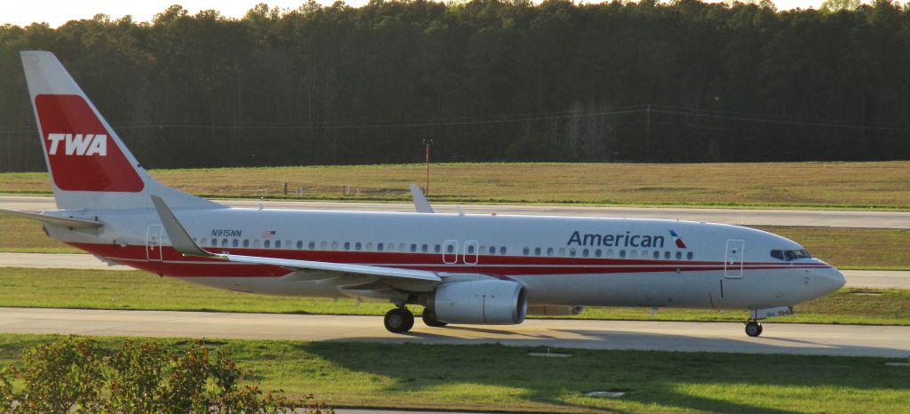 Boeing 737-800 (N915NN) - I know its backlit to all heck, but I was thrilled to catch the TWA retrojet for the first time! Every time shes been at RDU, Ive been at work or out of town.  This is just a personal triumph for me.  On 4/2/17.