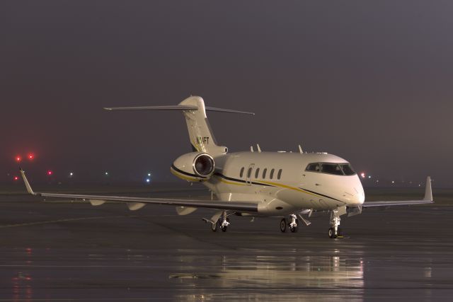 Bombardier Challenger 300 (N104FT)