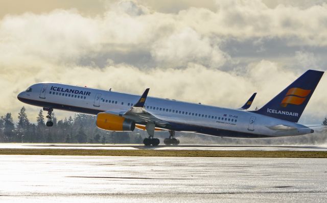 Boeing 757-200 (TF-FIO)