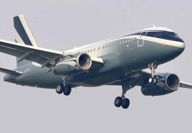 Airbus A319 (M-KATE)