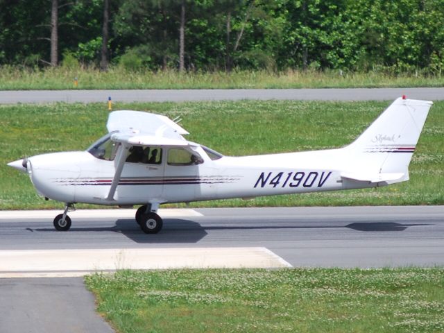 Cessna Skyhawk (N4190V) - Departing runway 20 KJQF - 5/26/09