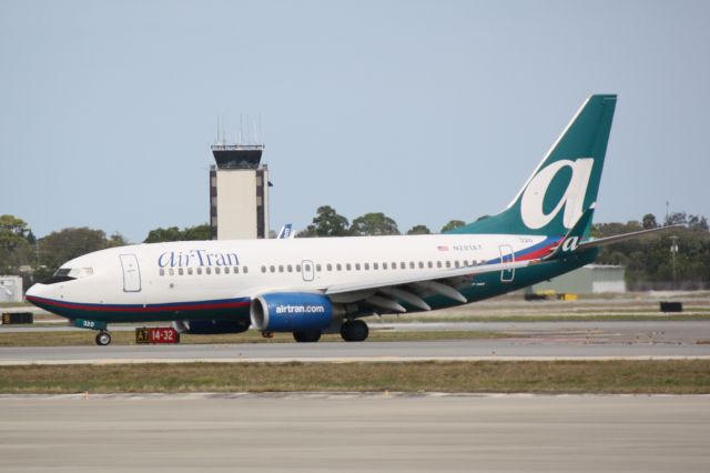 BOEING 737-300 (N281AT) - AirTran Flight 696 (N281AT) arrives on Runway 14 at Sarasota-Bradenton International Airport following a flight from Hartsfield-Jackson Atlanta International Airport