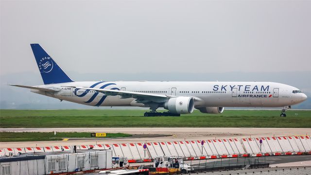 BOEING 777-300ER (F-GZNN) - One of my last pict of the AF skyteam livery :)