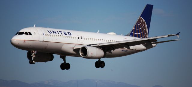 Airbus A320 (N487UA) - Landing on 16L.