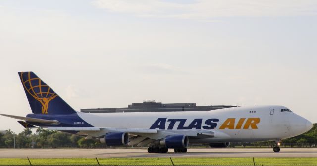 Boeing 747-400 (N415MC)