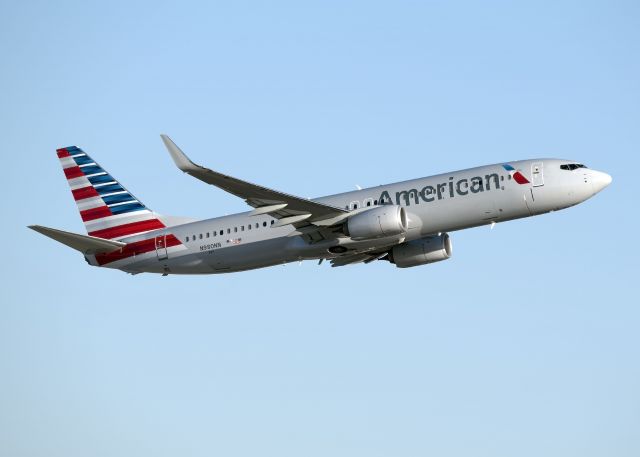 Boeing 737-800 (N980NN)