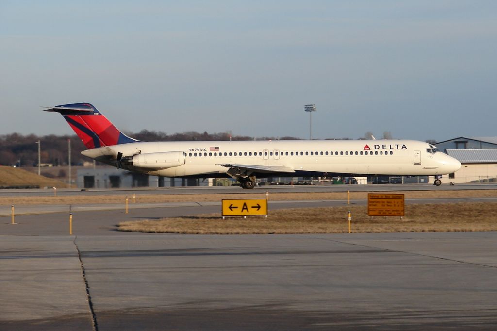 McDonnell Douglas DC-9-50 (N676MC)