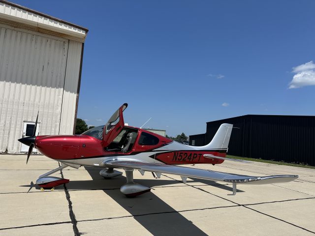 Cirrus SR-20 (N524PT)