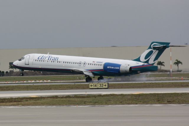 Boeing 717-200 (N988AT) - AirTran Flight 696 (N988AT) arrives on Runway 32 at Sarasota-Bradenton International Airport following a flight from Hartsfield-Jackson Atlanta International Airport
