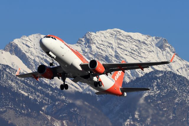 Airbus A320 (G-EZOM)