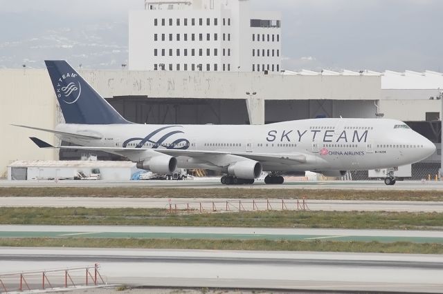 Boeing 747-400 (B-18206)