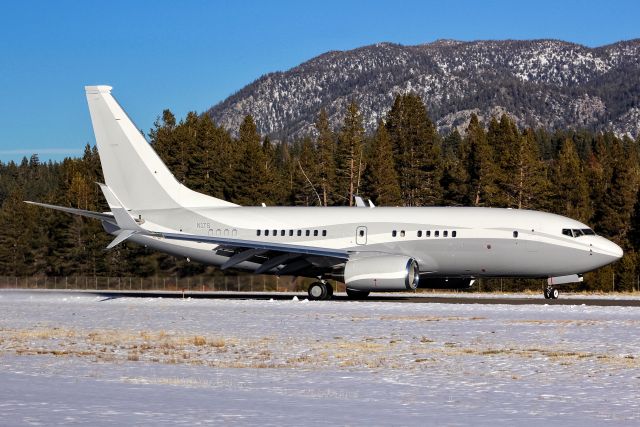 Boeing 737-700 (N1TS) - N1TS kicking up some snow as it does a 180 to taxi to the FBO.