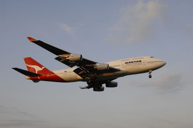 Boeing 747-400 (VH-OJG) - Final Approach to NRT Airport Runway 34L on 2011/10/8