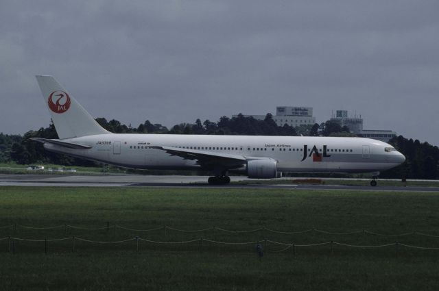 BOEING 767-300 (JA8398) - Departure at Narita Intl Airport Rwy16R on 1998/07/18