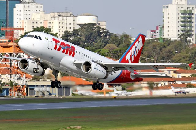 Airbus A319 (PT-MZC)