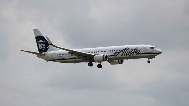 Boeing 737-900 (N442AS) - Coming in for a landing as seen from Founder's Plaza on 5/26/2019.