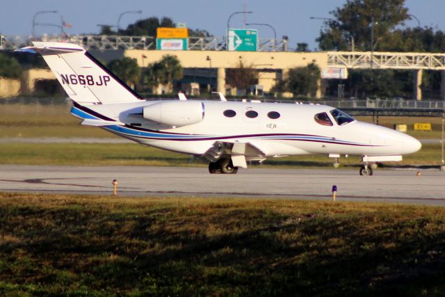 Cessna Citation Mustang (N668JP) - Taxiing to depart rwy 7 on 2-Nov-16.