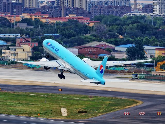 BOEING 777-300ER (HL8217)