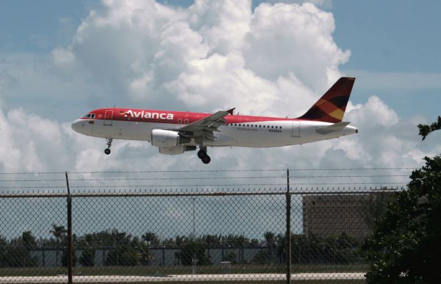 Airbus A320 (N345AV)