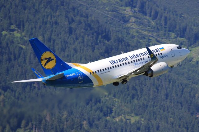 Boeing 737-500 (UR-GAS)