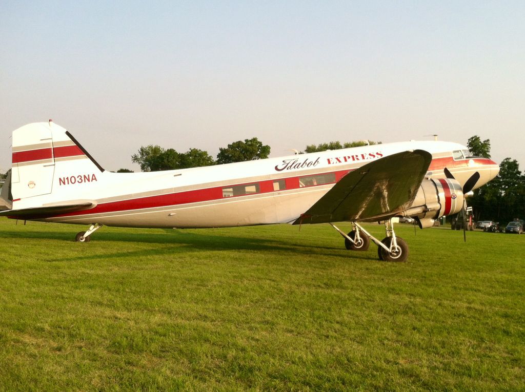 Douglas DC-3 (N103NA)