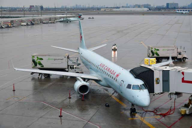 Embraer ERJ-190 (C-FNAI) - Air Canada Embraer ERJ-190AR C-FNAI in Toronto 