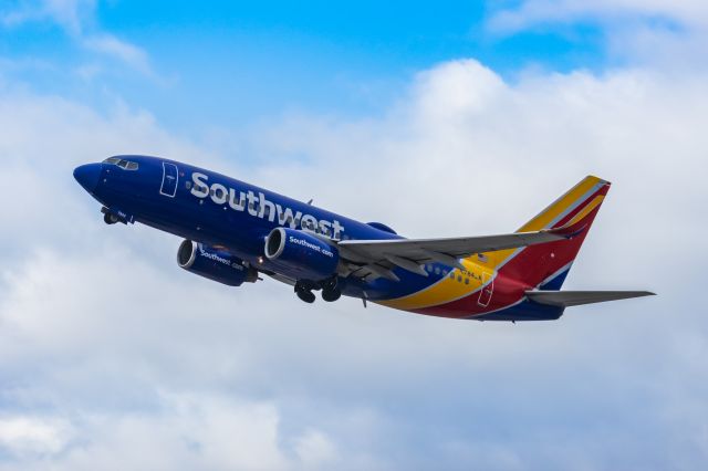 Boeing 737-700 (N7842A) - A Southwest Airlines 737-700  taking off from PHX on 2/14/23. Taken with a Canon R7 and Canon EF 100-400 II L lens.