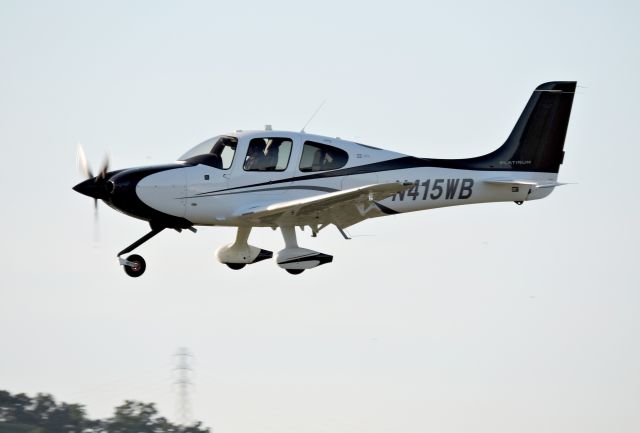 Cirrus SR-22 (N415WB) - 2015 Cirrus SR-22 (N415WB)br /2019-04-16 18:26 PST landing at CA35, San Rafael, CA 94903