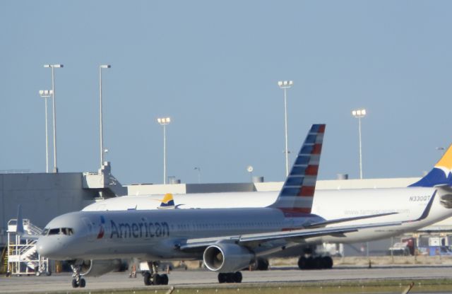 Boeing 757-200 (N194AA) - Taxiing for takeoff!