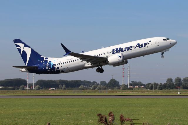 Boeing 737 MAX 8 (YR-MXB)