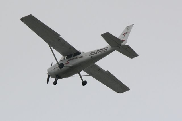 Cessna Skyhawk (N52606) - Cessna Skyhawk (N52606) arrives at Sarasota-Bradenton International Airport