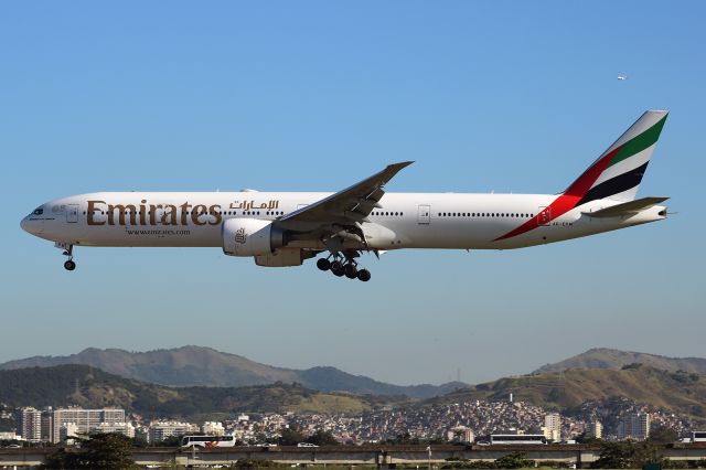 Boeing 777-200 (A6-EPW)