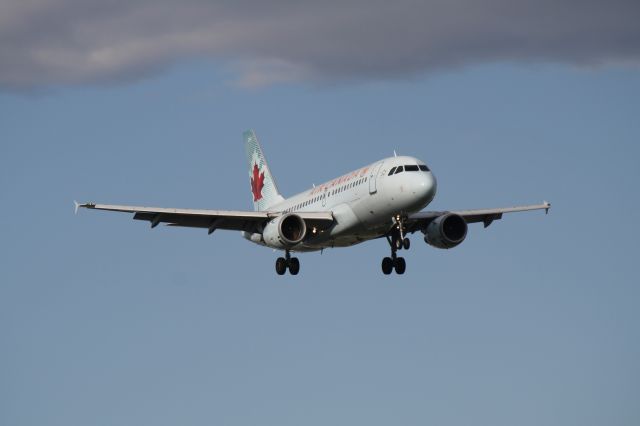 Airbus A319 (C-GAQL) - Arriving in Montreal from Vancouver