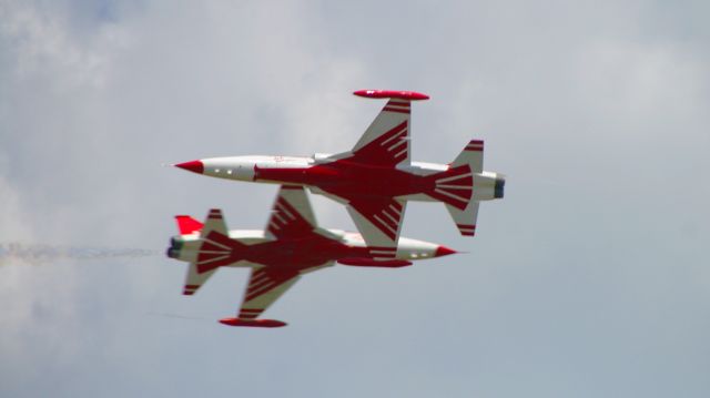 — — - Two NF-5As of the Turkish Stars pass each other over Volkel airbase (EHVK) during Royal Netherlands AF Open Days, 2007.