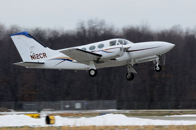 Cessna 421 (N12CR) - Departing on runway 8