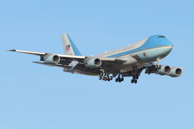 Boeing 747-200 (82-8000) - Air Force One on final approach to 22L