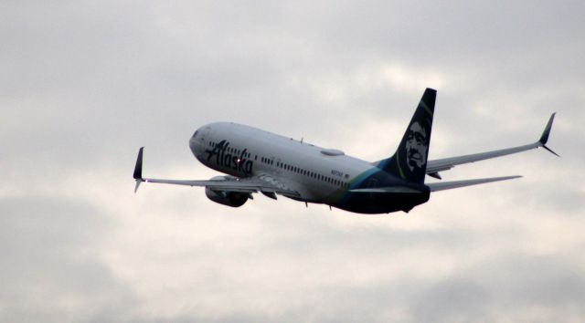 Boeing 737-700 (N577AS) - Shortly after departure is this 2007 Alaska Airlines Boeing 737-890 in the Autumn of 2020.