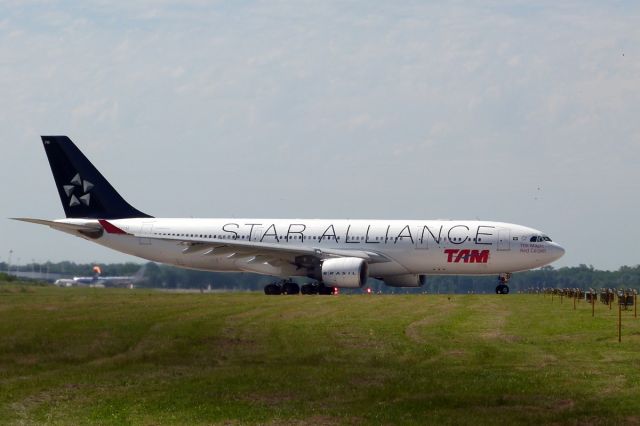 Airbus A330-200 (PT-MVM)