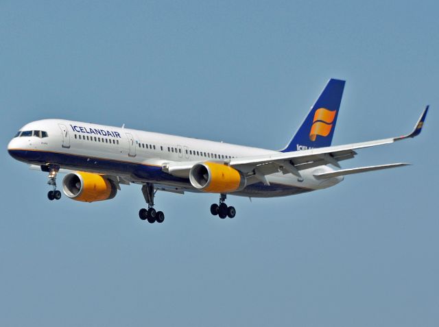 Boeing 757-200 (TF-FIO)