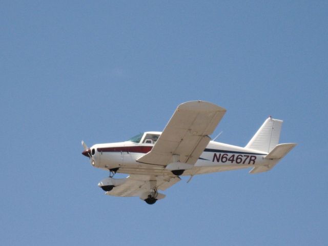 Piper Cherokee (N6467R) - Landing on RWY 24