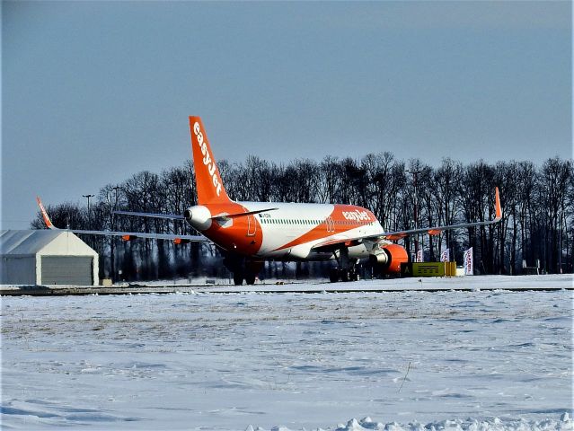 Airbus A320 (G-EZUK) - EPLB