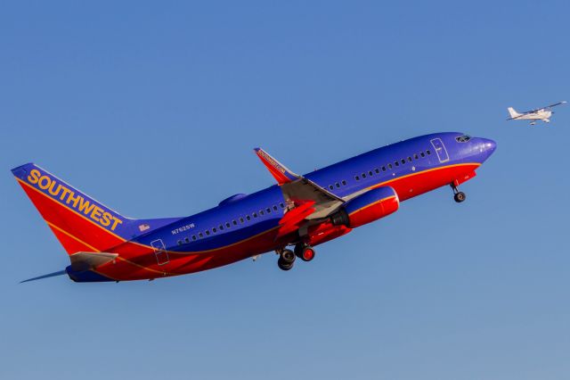 Boeing 737-700 (N762SW) - N762SW chasing a Cessna.