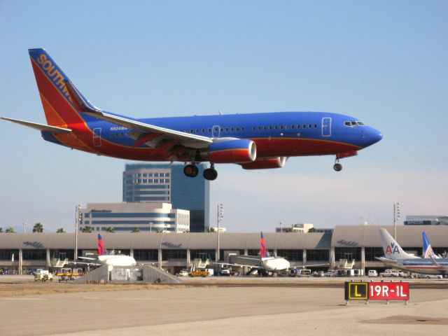 Boeing 737-700 (N924WN) - Landing on RWY 19R