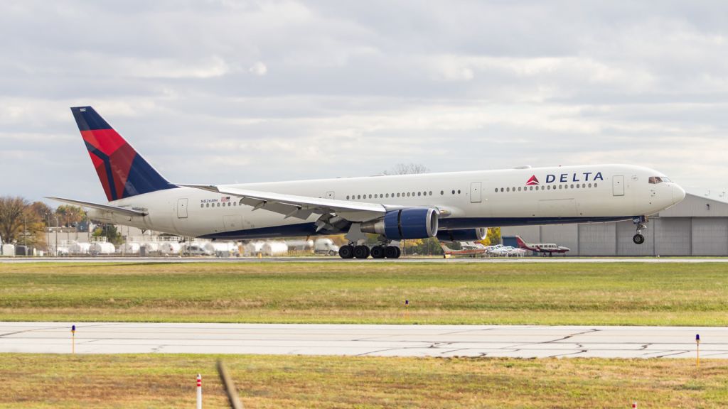 BOEING 767-400 (N826MH) - A Delta 767-400 touches down at KSBN. It will be taking the Notre Dame College Football players to their match up with Georgia Tech.