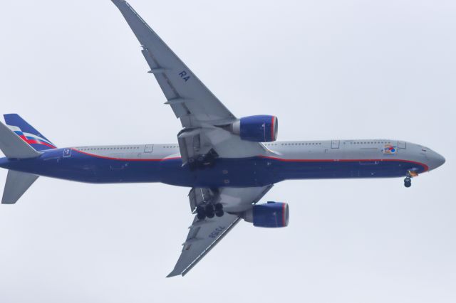 BOEING 777-300ER (RA-73158)