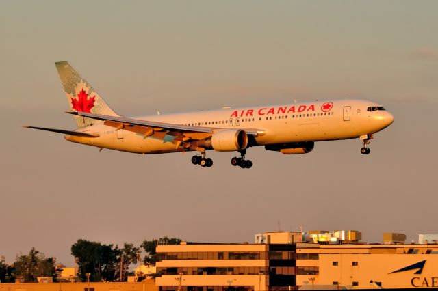 BOEING 767-300 (C-GEOQ)