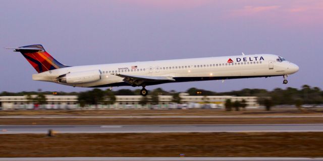 McDonnell Douglas MD-88 (N909DL)