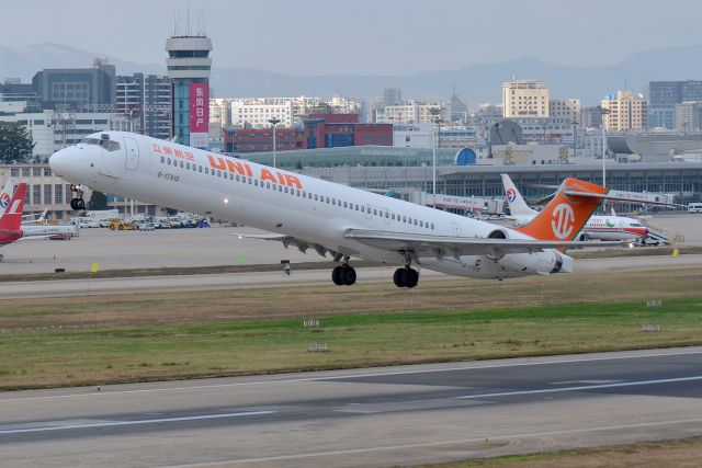 McDonnell Douglas MD-90 (B-17918)